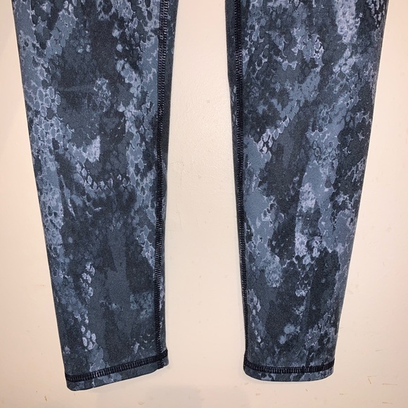 Alo Yoga Airbrush Leggings Python, Small - Picture 4 of 9